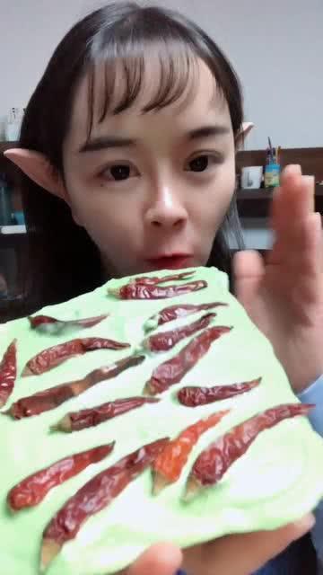 恶搞网红吃巧克力,巧克力大乱斗，甜蜜瞬间变惊悚现场