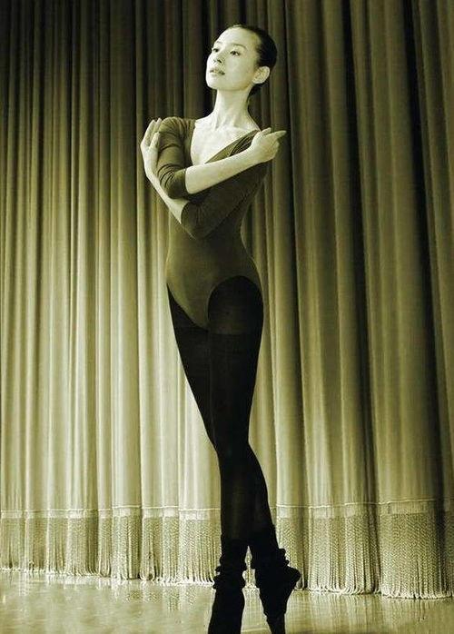 某女郎爆料路威跳舞视频,某女郎爆料引发网友热议