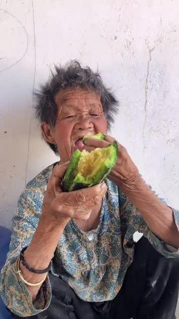 老婆吃瓜的样子图片,老婆吃瓜的萌态瞬间